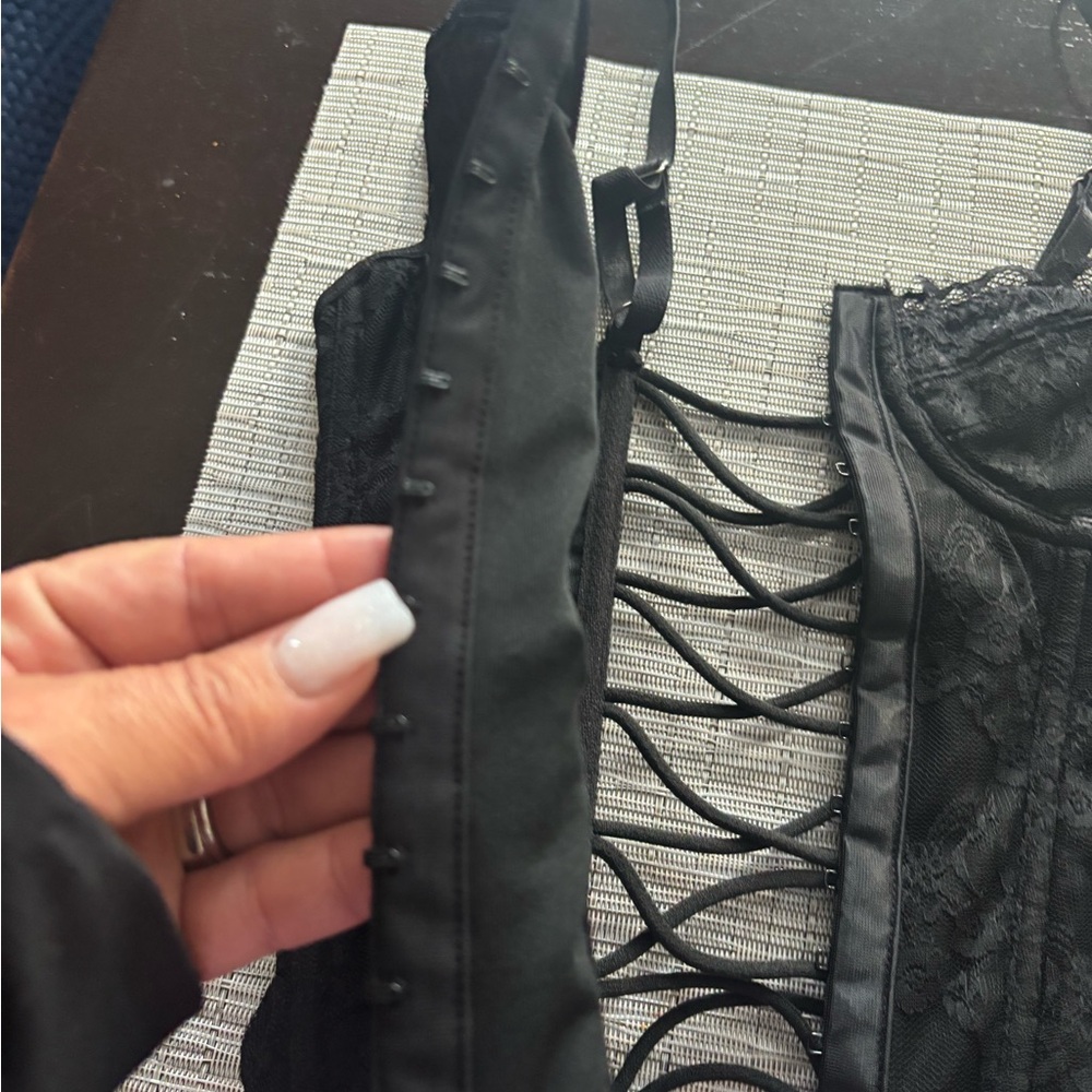 Black corset with adjustable straps size small brand SHEIN - Picture 4 of 8